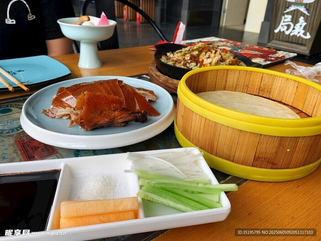 丰盛中式美食一桌佳肴