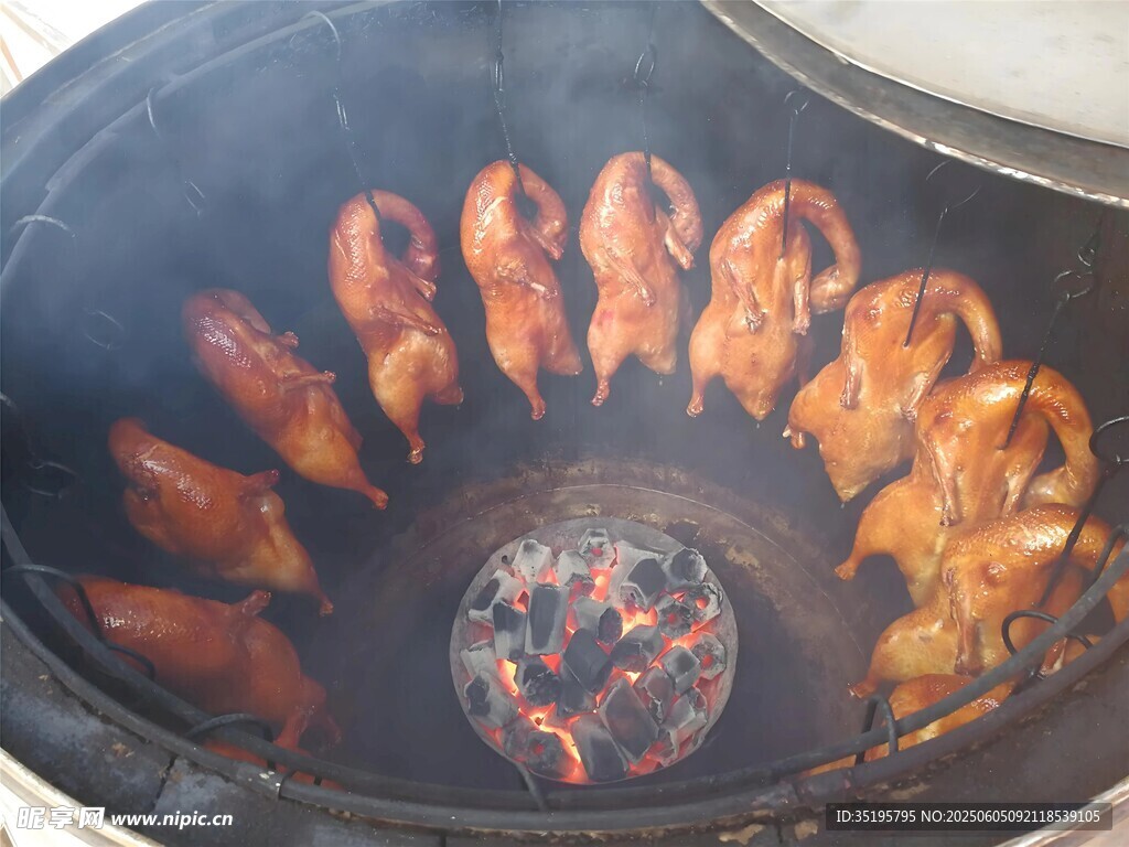 锅中烤制的美味鸡翅