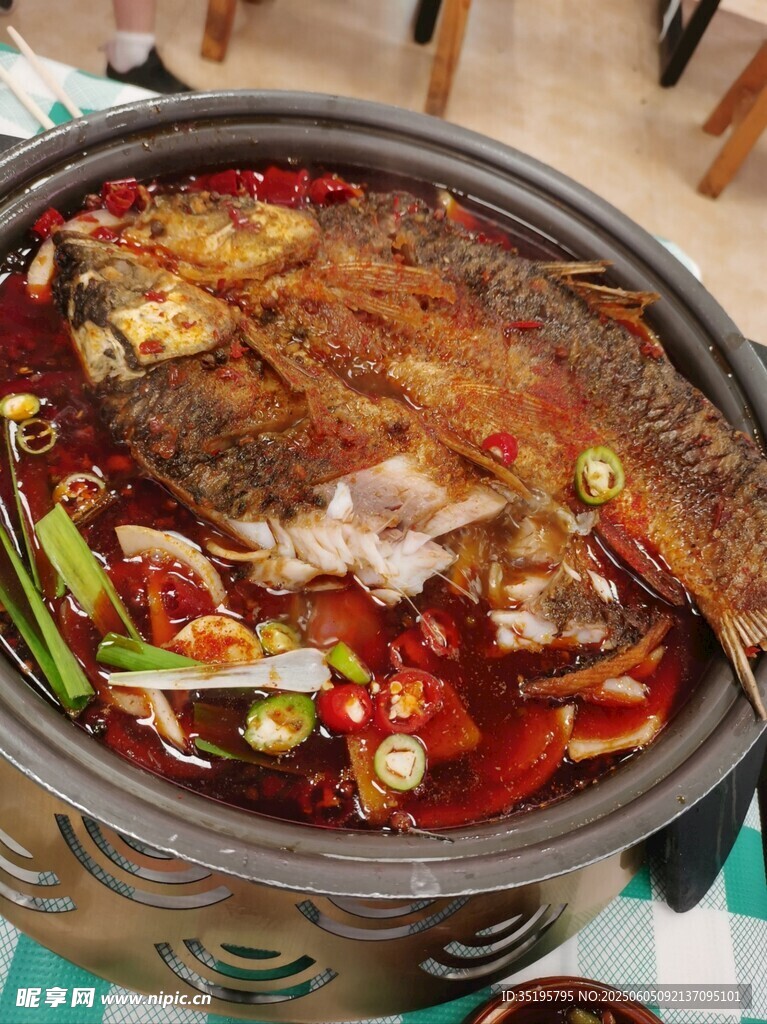 香辣烤鱼诱人美食盛宴