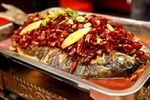 香辣烤鱼诱人美味上桌