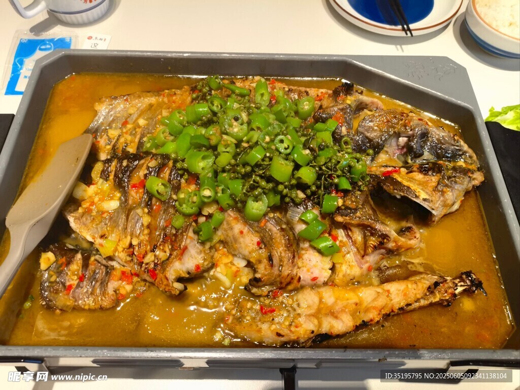 美味葱香烤鱼诱人上桌