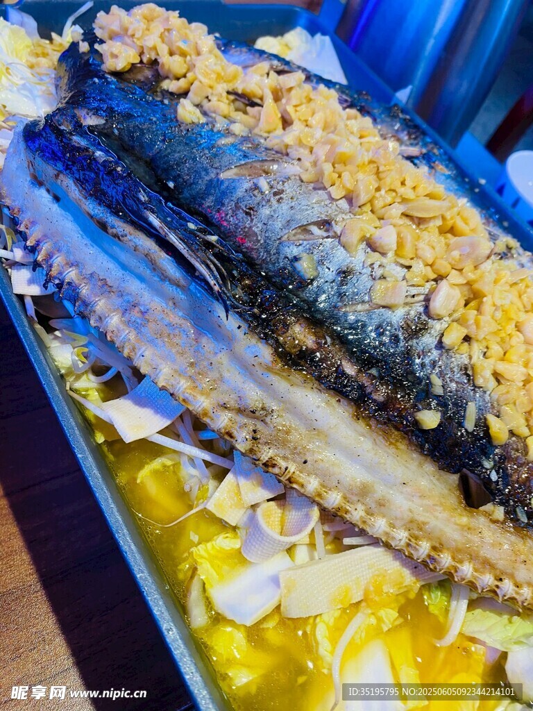 香酥烤鱼配丰富食材