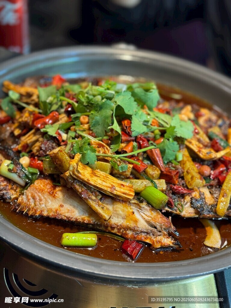 香辣美味烤鱼诱人上桌