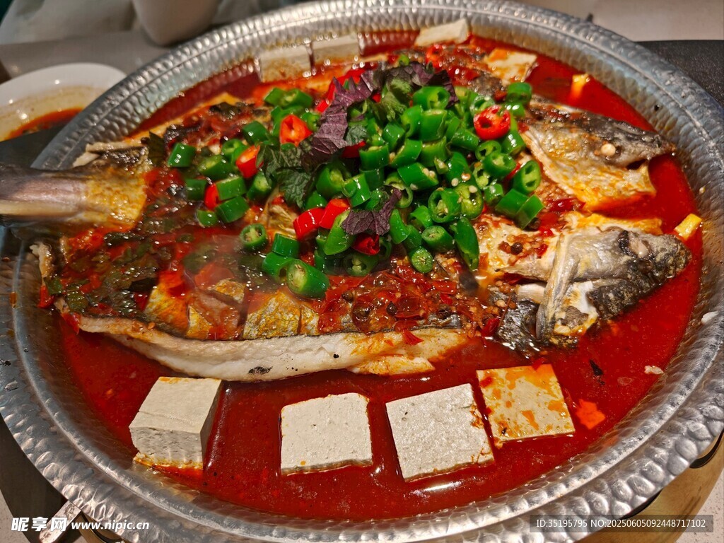 香辣烤鱼配豆腐等食材