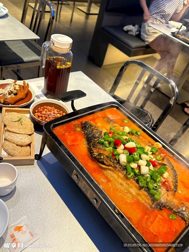 美味烤鱼摆放在餐桌之上