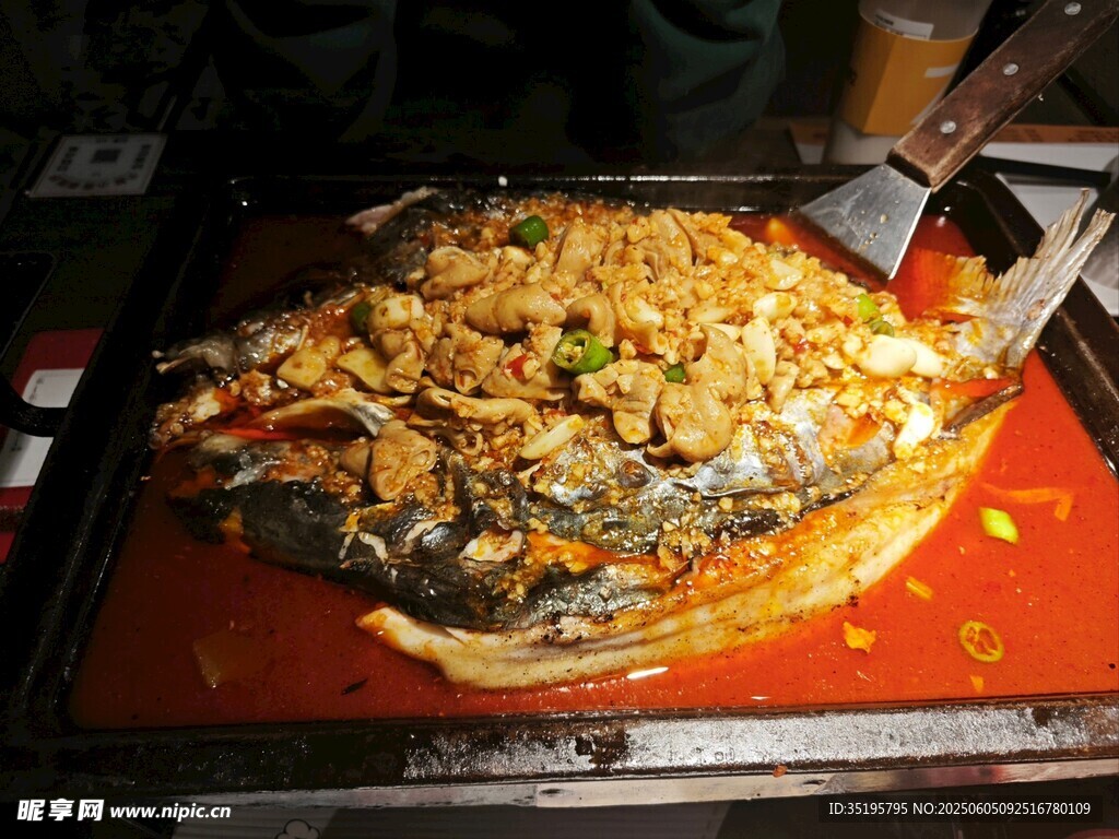 香辣烤鱼诱人美食盛宴