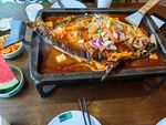 美味烤鱼摆放在餐桌之上