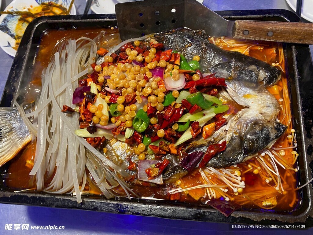 香辣烤鱼诱人美食盛宴