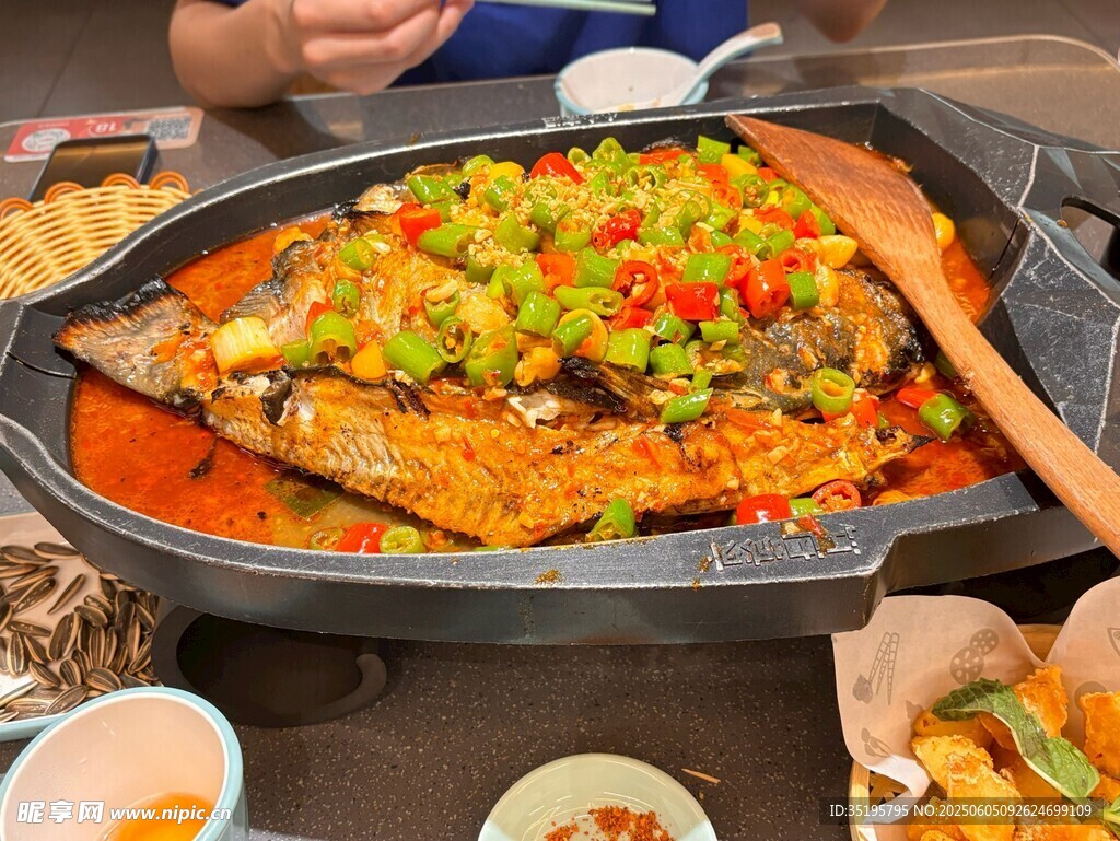 美味烤鱼诱人上桌