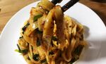 美味炒面配蔬菜