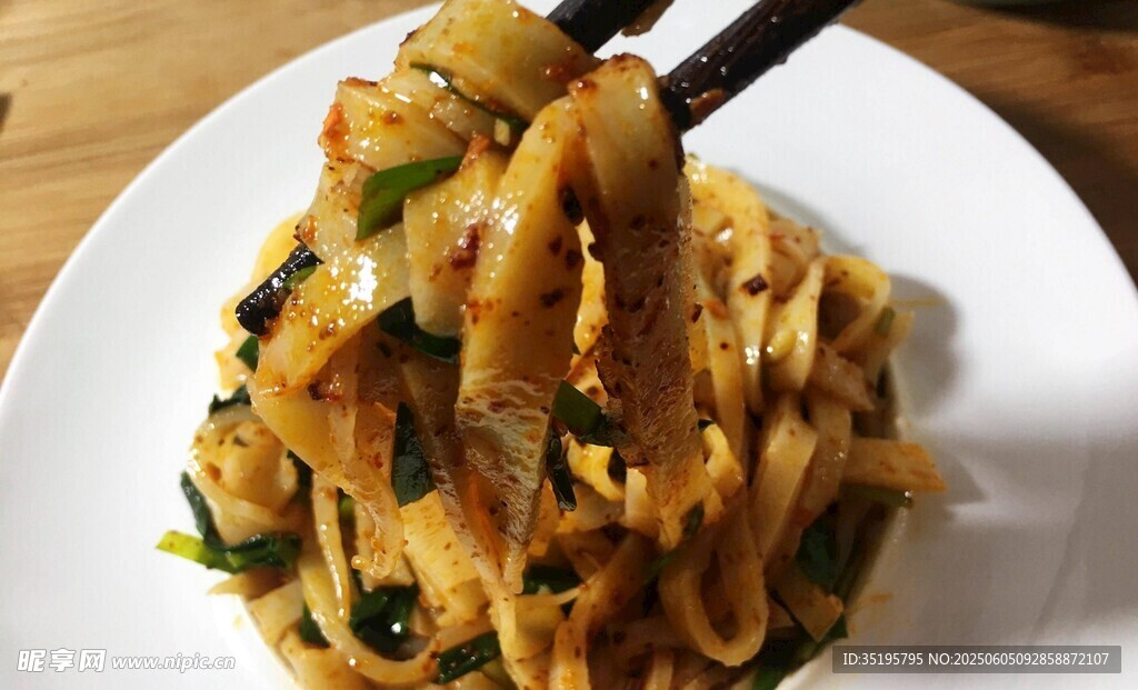 美味炒面配蔬菜