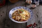 美味家常炒面摆于木桌