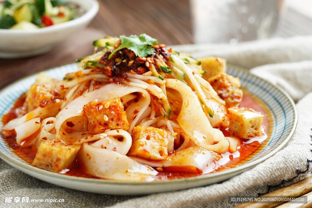 美味红油凉皮诱人食欲