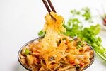 美味炒面被筷子挑起
