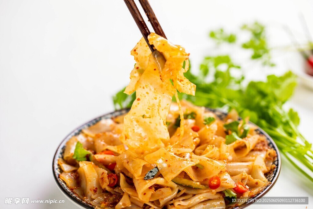 美味炒面被筷子挑起
