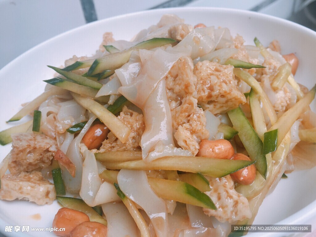 虾仁时蔬炒凉皮