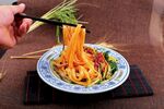 筷子夹起美味特色面条