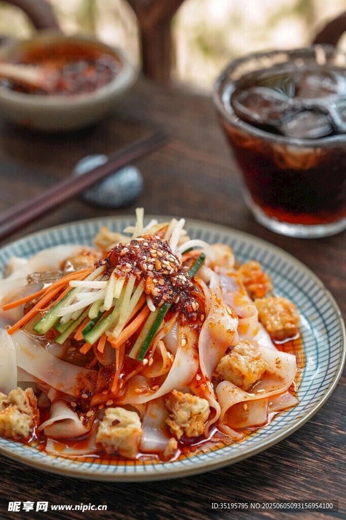 美味凉拌菜搭配清凉饮品