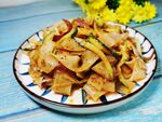 美味炒饼摆于蓝桌之上