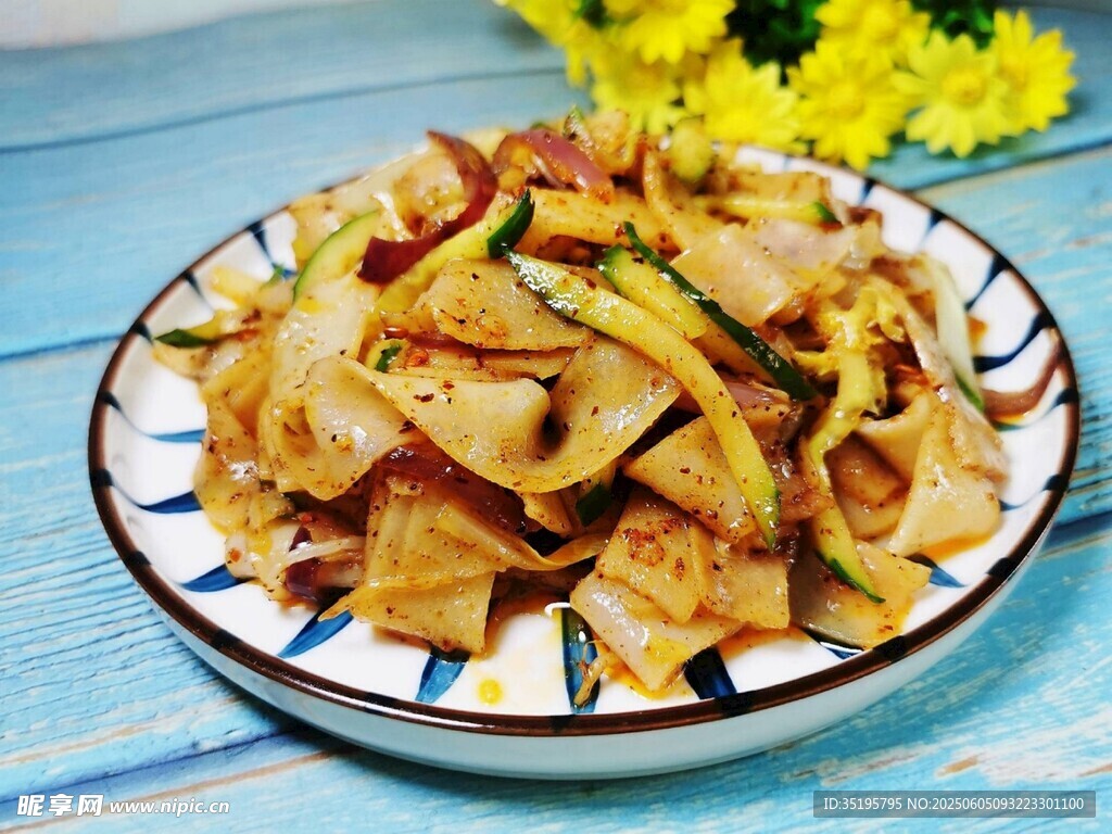 美味炒饼摆于蓝桌之上