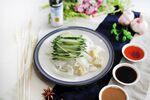 清蒸豆角配蘸料美食图