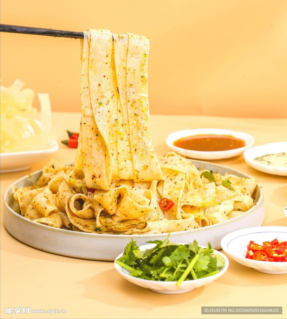 美味拉面诱人上桌