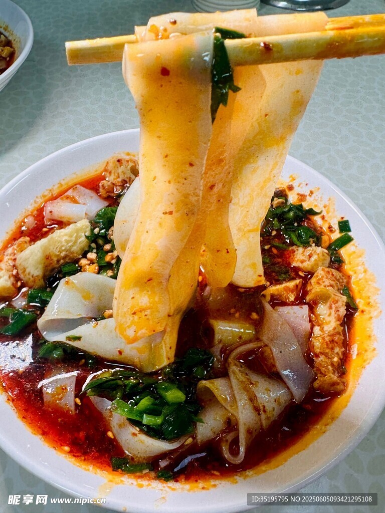 鲜香诱人的特色麻辣宽面
