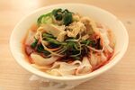 美味鸡肉蔬菜拌面