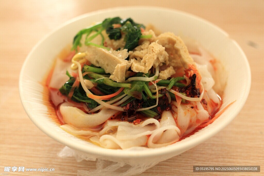 美味鸡肉蔬菜拌面