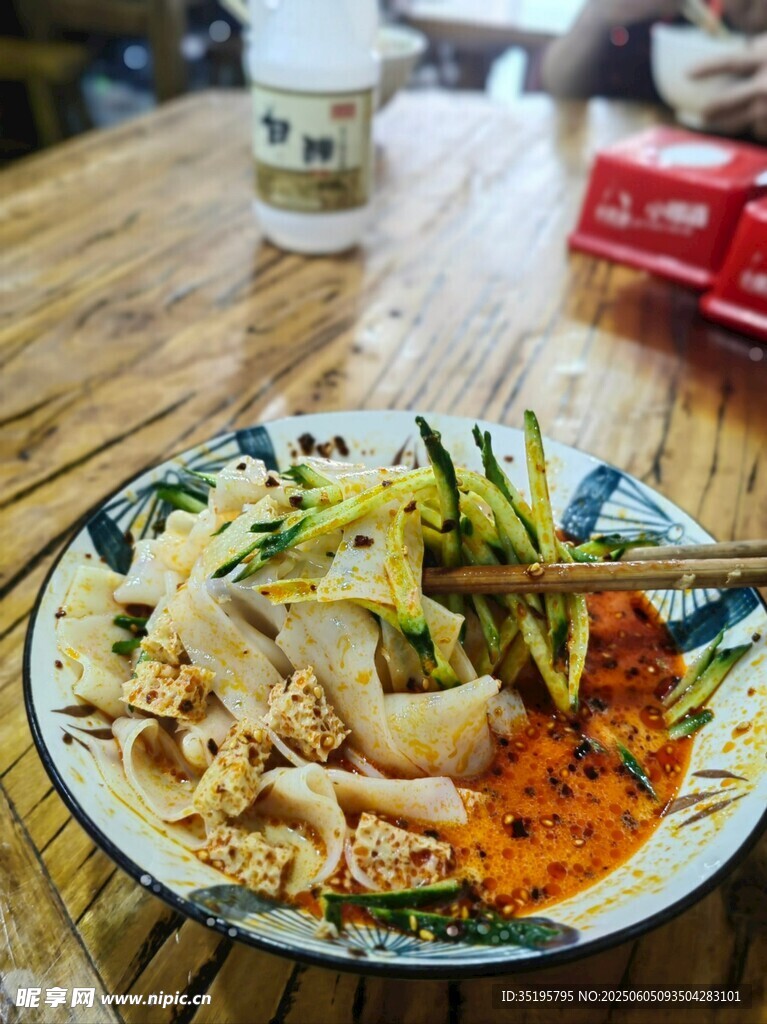 美味凉拌面摆于木桌之上