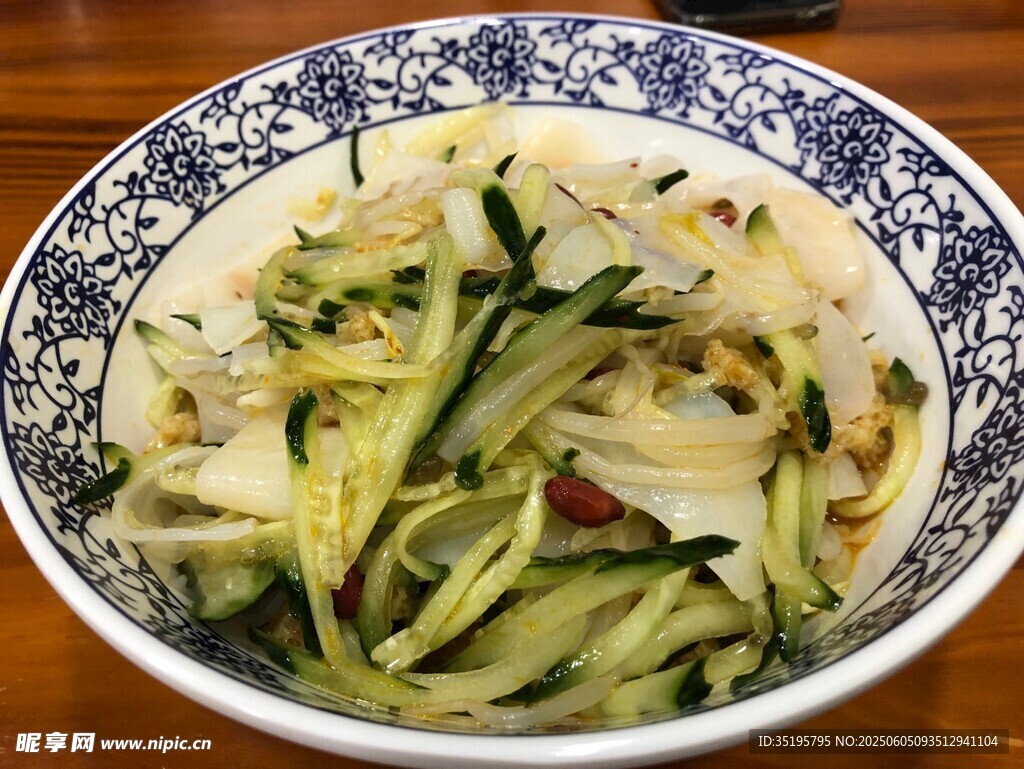 青花瓷碗中的清爽瓜丝