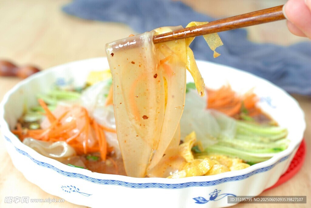 筷子夹起碗中美味粉条