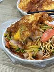 美味多彩炒面搭配煎蛋