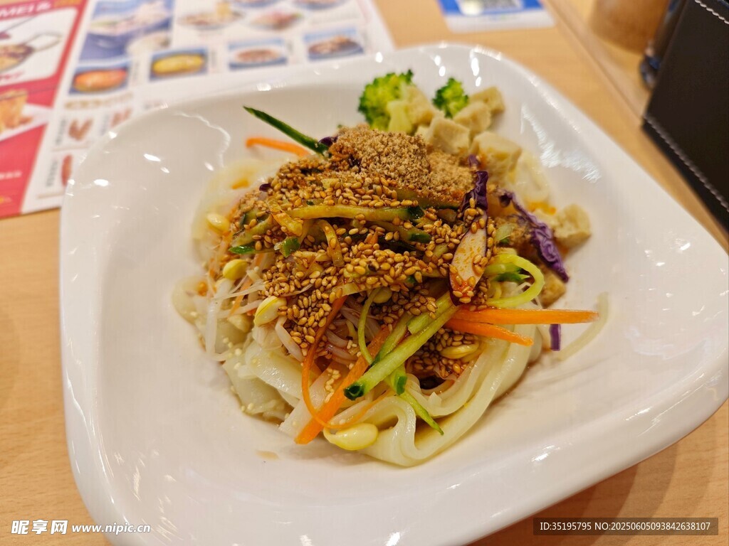 美味凉拌面 色彩丰富诱人