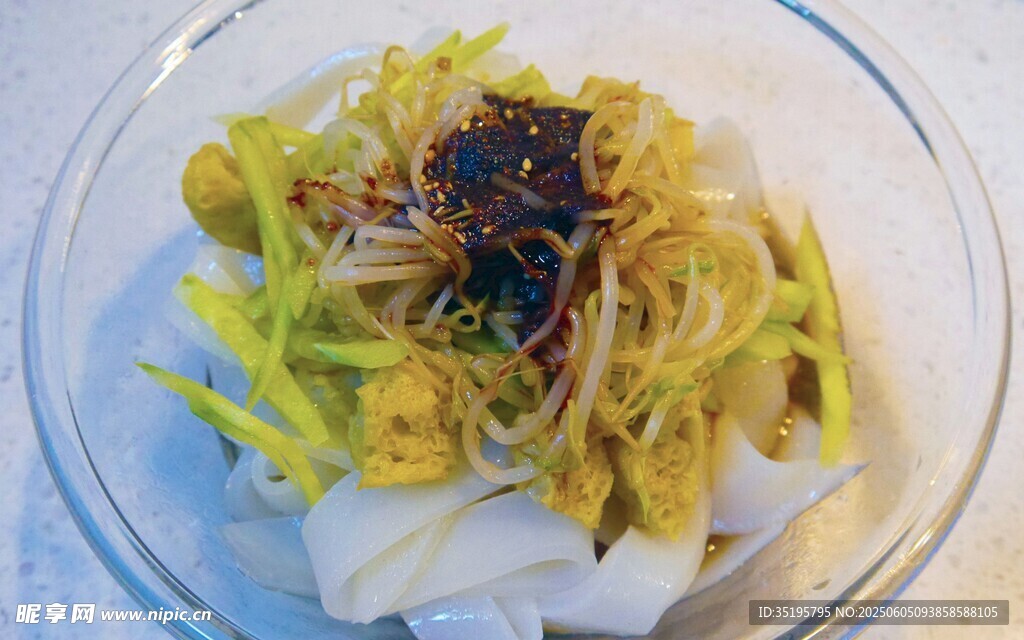 凉拌豆腐丝配蔬菜