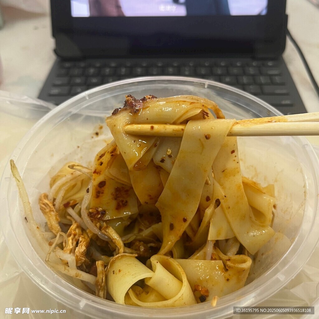 美味凉皮配筷子