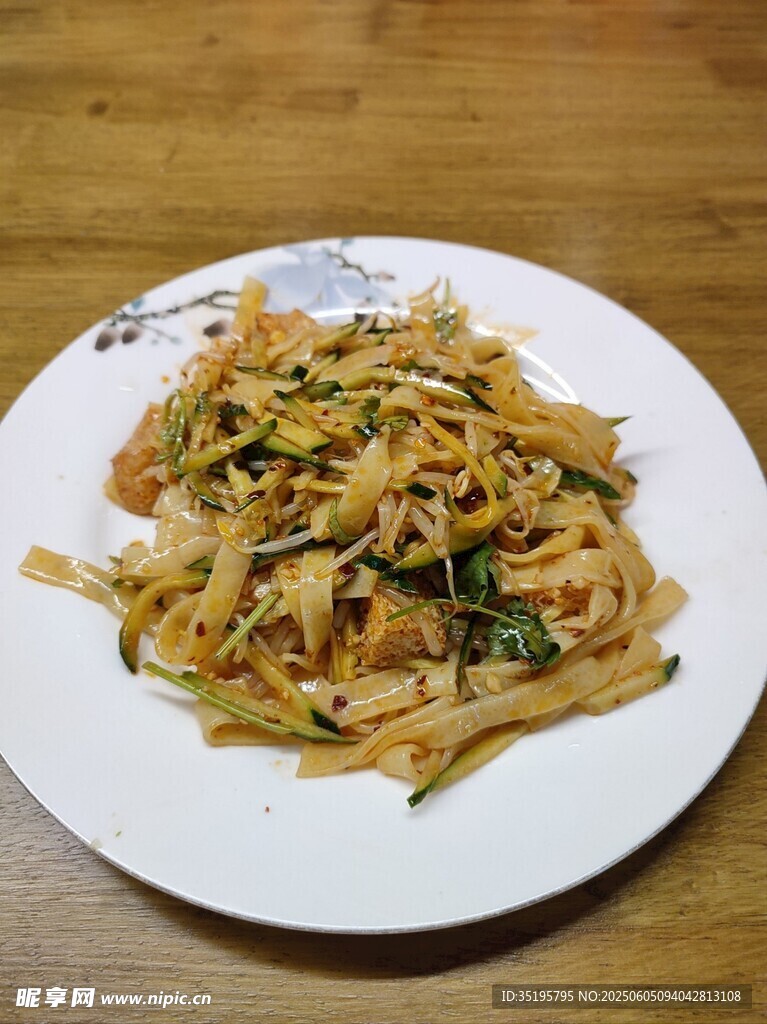 美味炒面摆于白色盘中