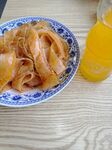 蓝盘凉皮配橙色饮品