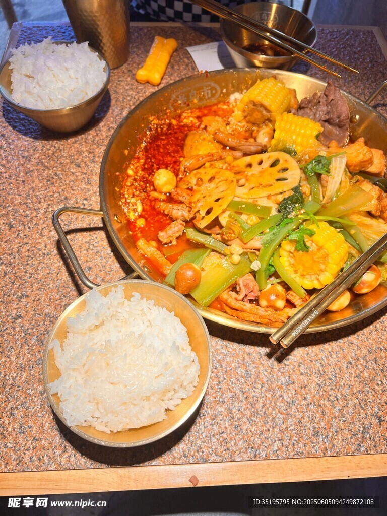 美味火锅搭配米饭