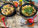 美味中式菜肴摆放在木桌