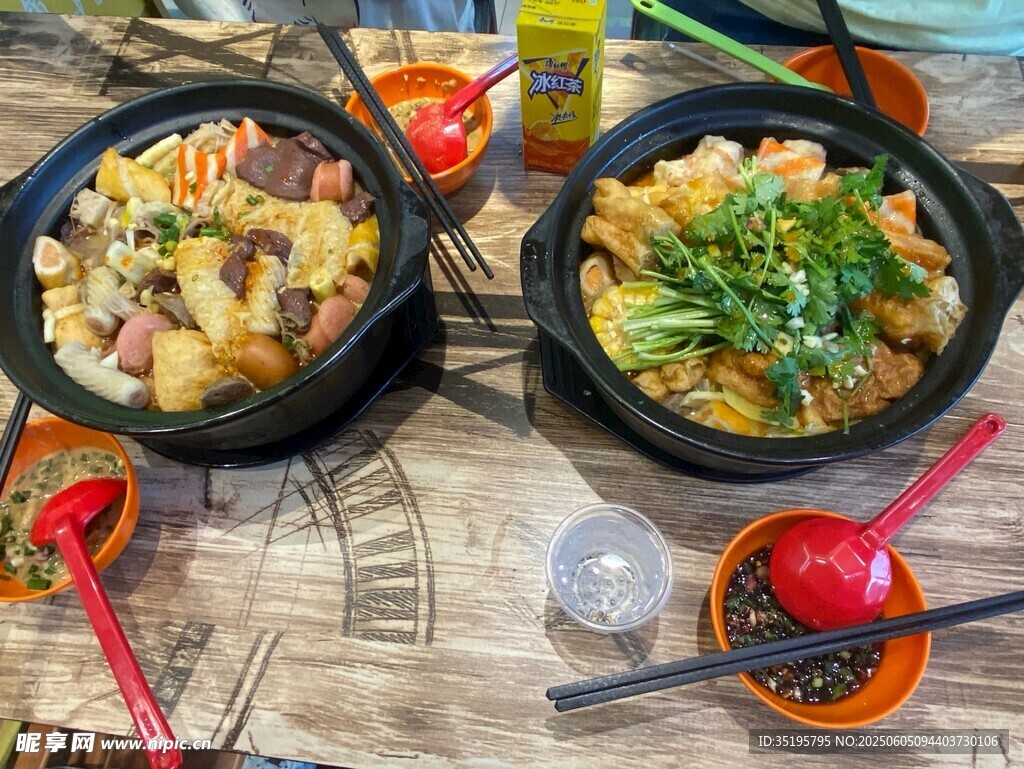 美味中式菜肴摆放在木桌