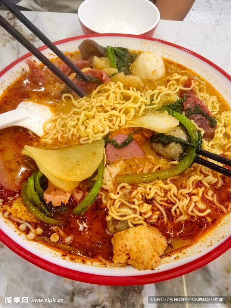美味诱人的特色麻辣泡面