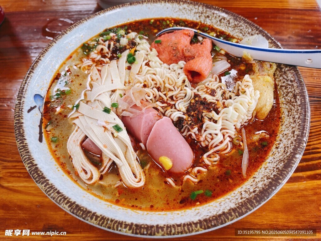 美味丰盛的一碗特色泡面