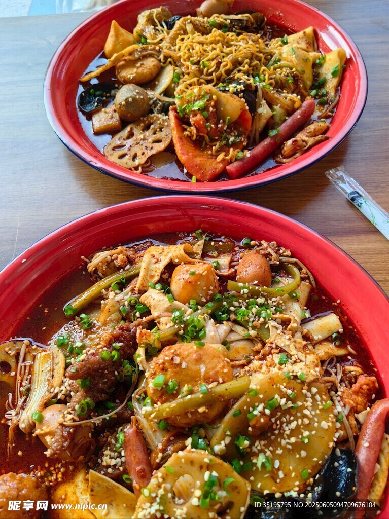 两碗美味特色炒菜拌饭