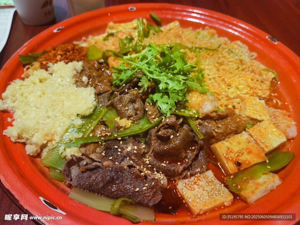 美味牛肉盖饭诱人呈现
