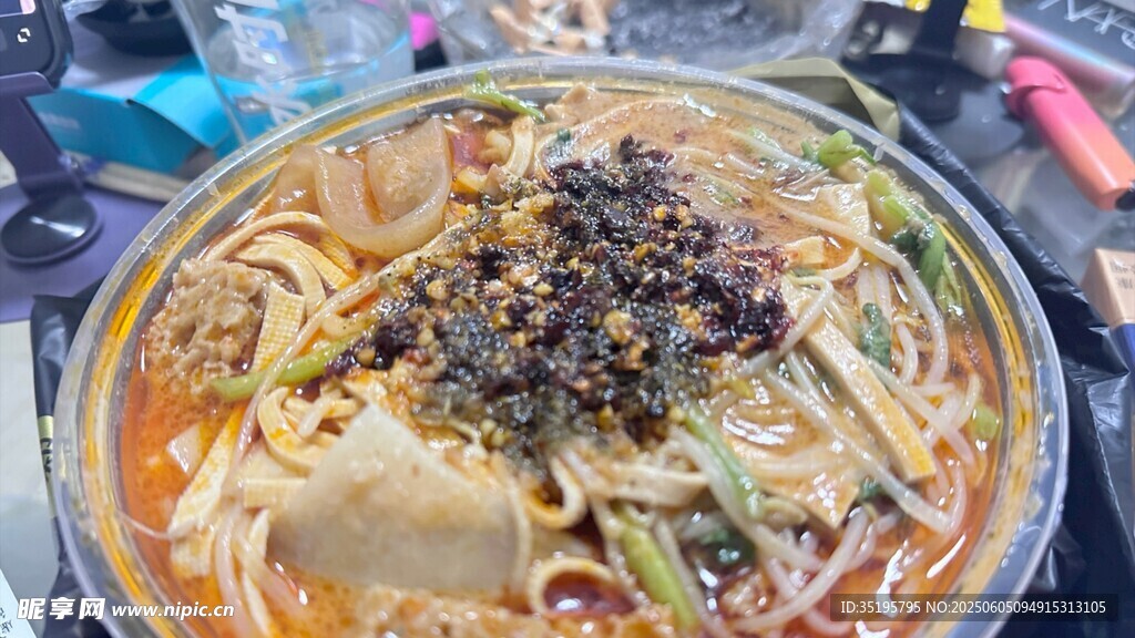 美味酸辣粉诱人呈现