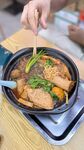 美味火锅食材正被夹起