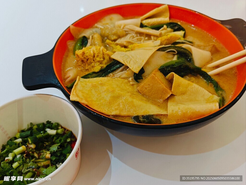 美味火锅配菜丰富诱人