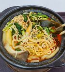 美味砂锅面 丰富食材诱人