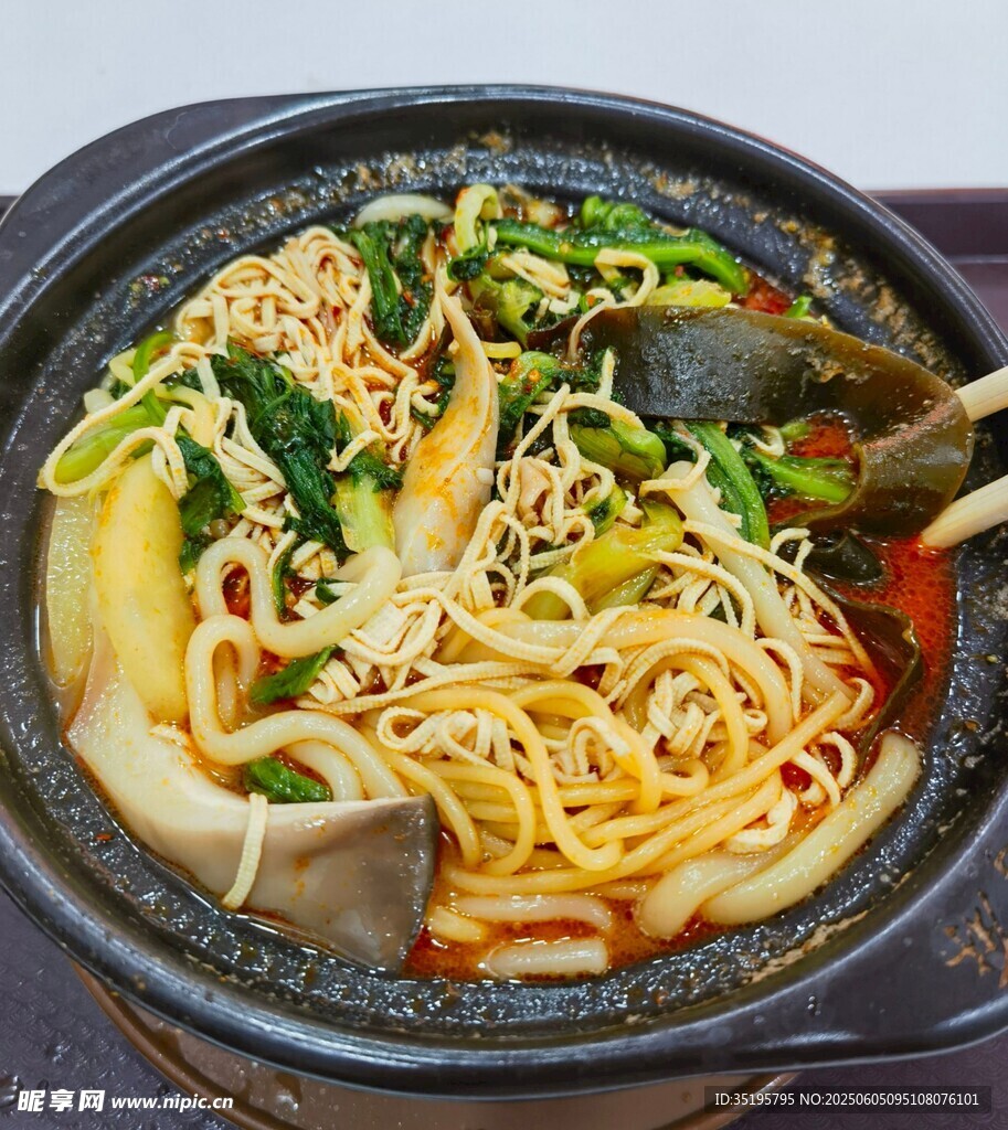 美味砂锅面 丰富食材诱人